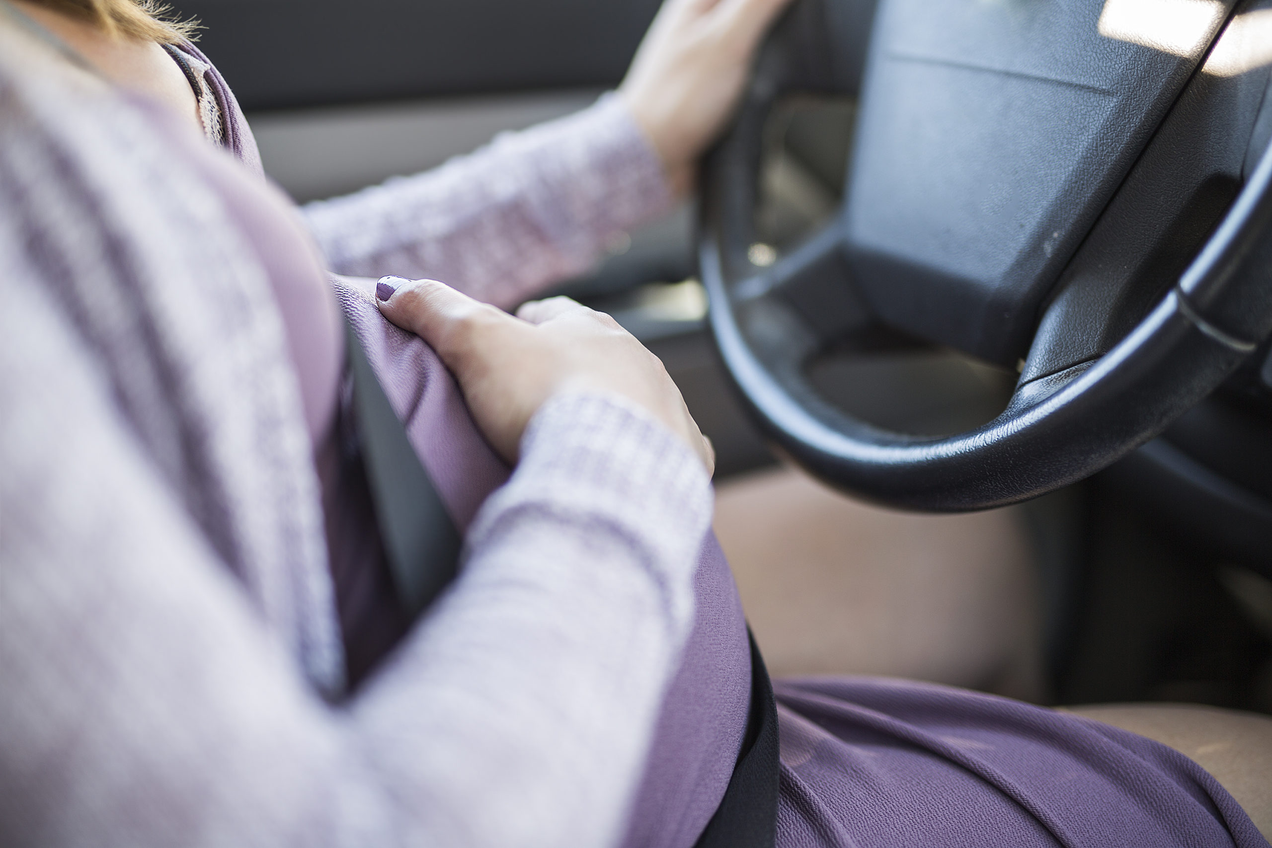 Anonym schwanger Frau tragen Sicherheitsgurt im Auto